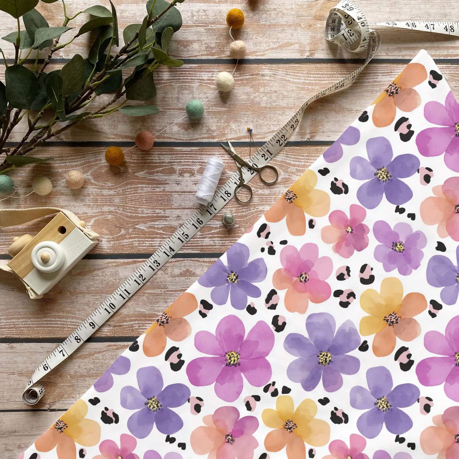 Blumen mit Leoflecken Jersey 0,5m Sofortkauf Lagerware OEKO-TEX Standard 100 Stoff Meterware mit Aquarellblumen
