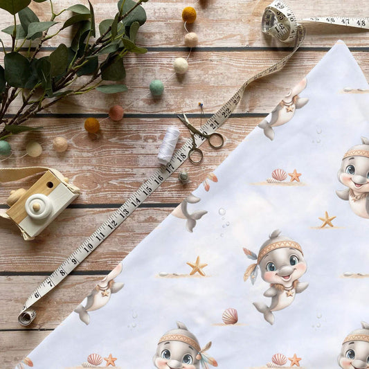 Boho Delphin Rib Jersey Stoff mit Delphinmotiv und Muscheln auf pastellfarbenem Hintergrund