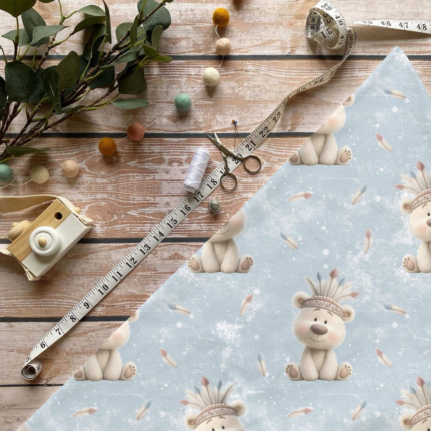 Boho Eisbär Baumwollstoff mit Tiermotiv und Federn auf hellem Hintergrund