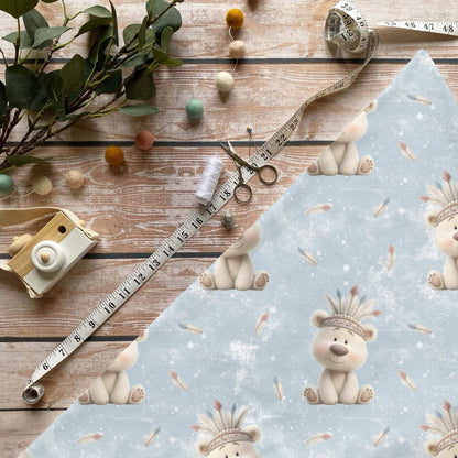 Boho Eisbär Baumwollstoff mit Tiermotiv und Federn auf hellem Hintergrund