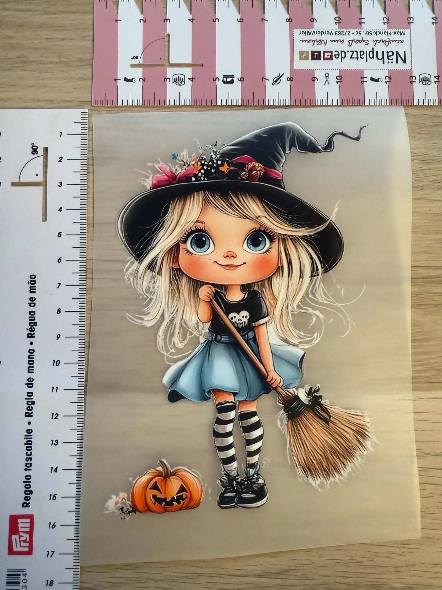 Buegelbild Halloween Hexe mit Besen und gestreiften Struempfen