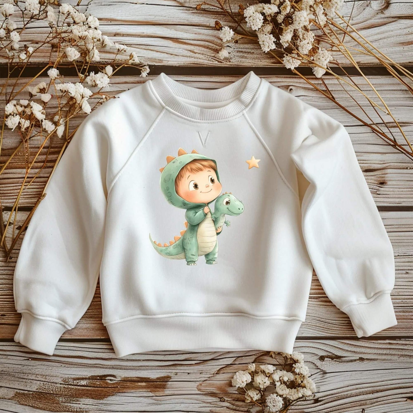 Buegelmotiv Kind im Dinosaurierkostuem mit Stern und Spielzeug