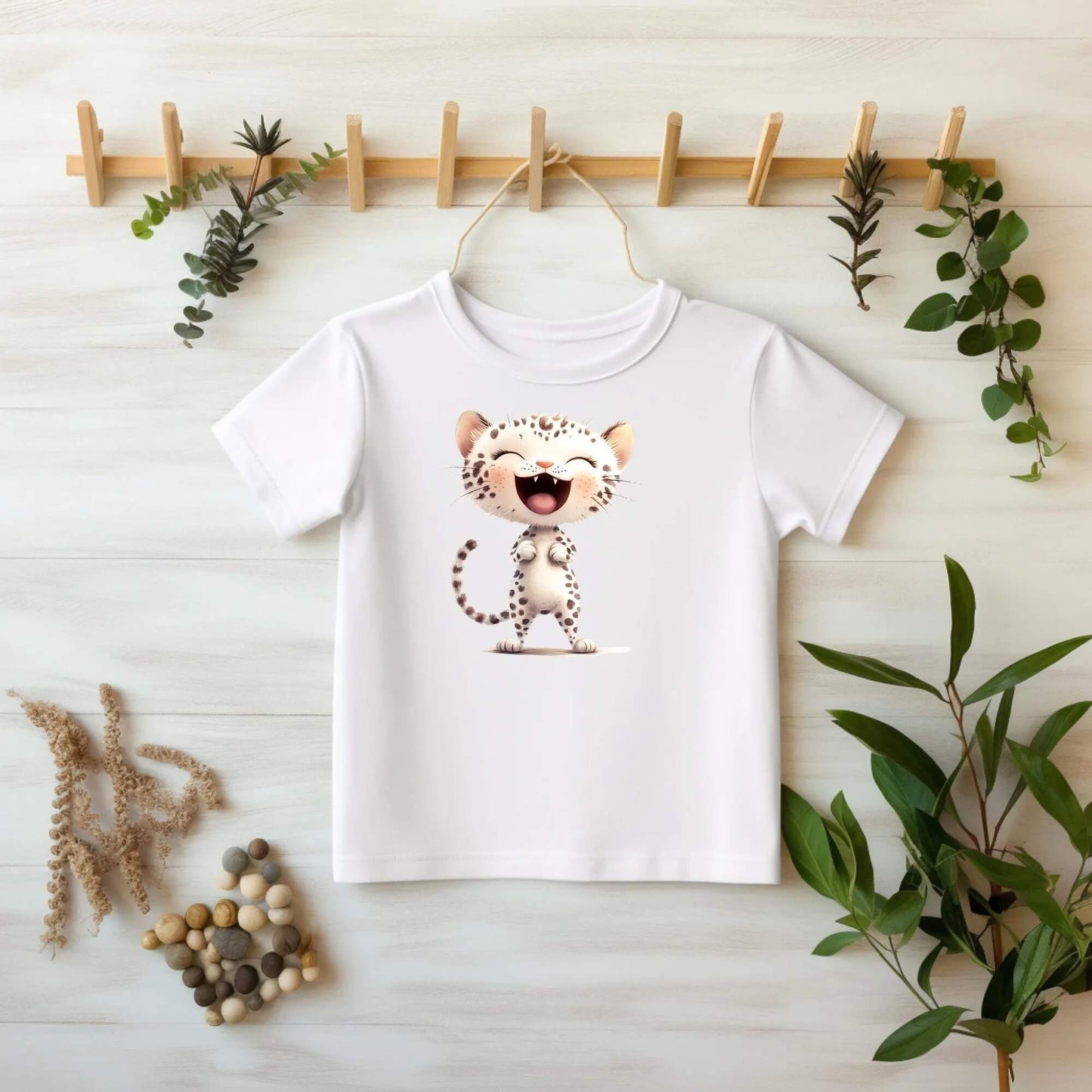 Buegelmotiv Baby Leopard mit lachendem Gesicht und Schwanz