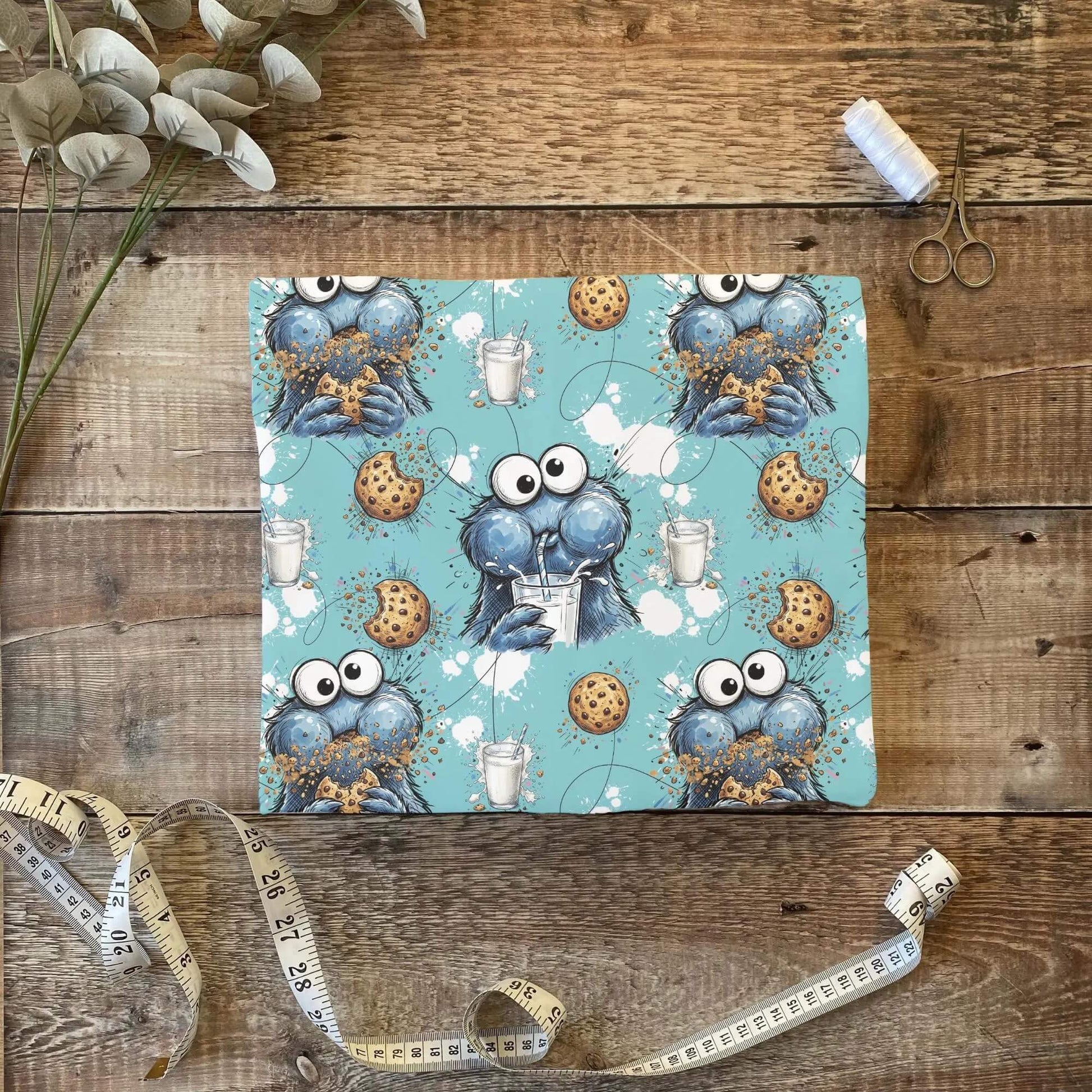 Cookie Chaos French Terry – hochwertiger Kinderstoff mit blauem Charakter & Keksen
