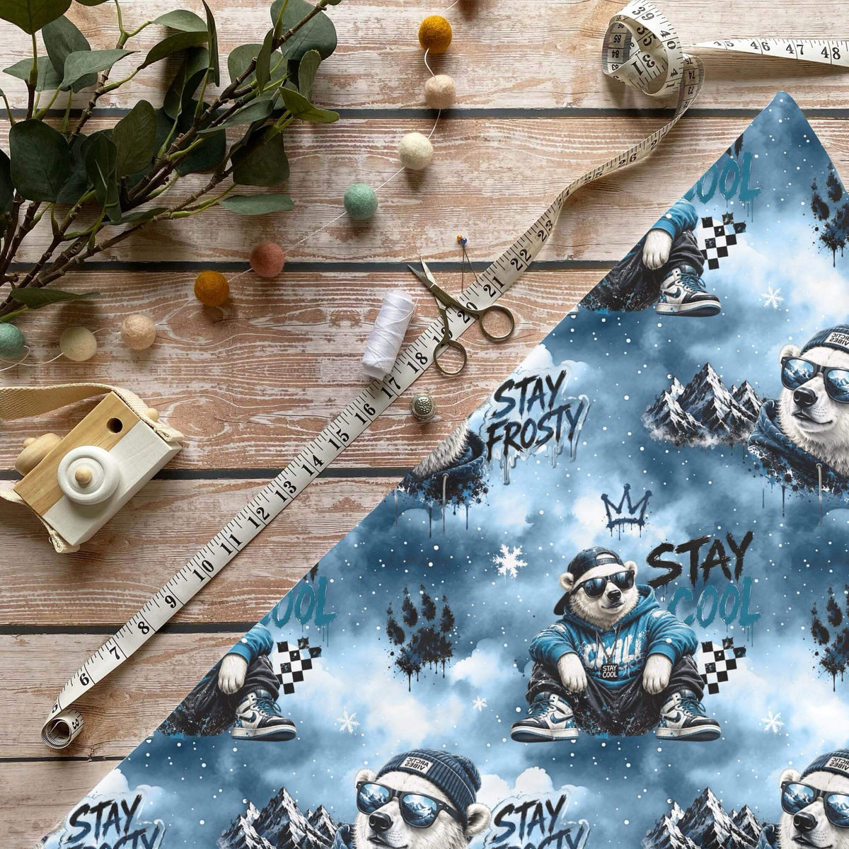 Cooler Eisbär Kinderstoff Meterware mit Streetstyle Eisbär und Stay Cool Schriftzug Motiv, OEKO-TEX 100 Jersey Jungenstoff für Baby- und Kindermode