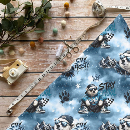 Cooler Eisbär Kinderstoff Meterware mit Streetstyle Eisbär und Stay Cool Schriftzug Motiv, OEKO-TEX 100 Jersey Jungenstoff für Baby- und Kindermode