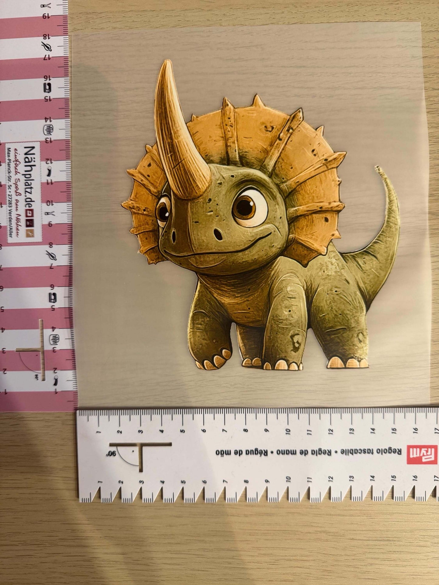 DIY Bügelsticker Triceratop für Shirts, Beutel und Kinderkleidung
