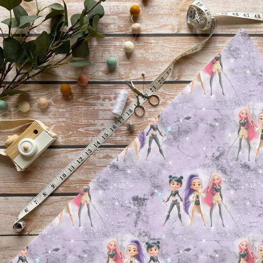 Dämon Hunter Baumwollstoff mit Superheldinnen auf violettem Hintergrund