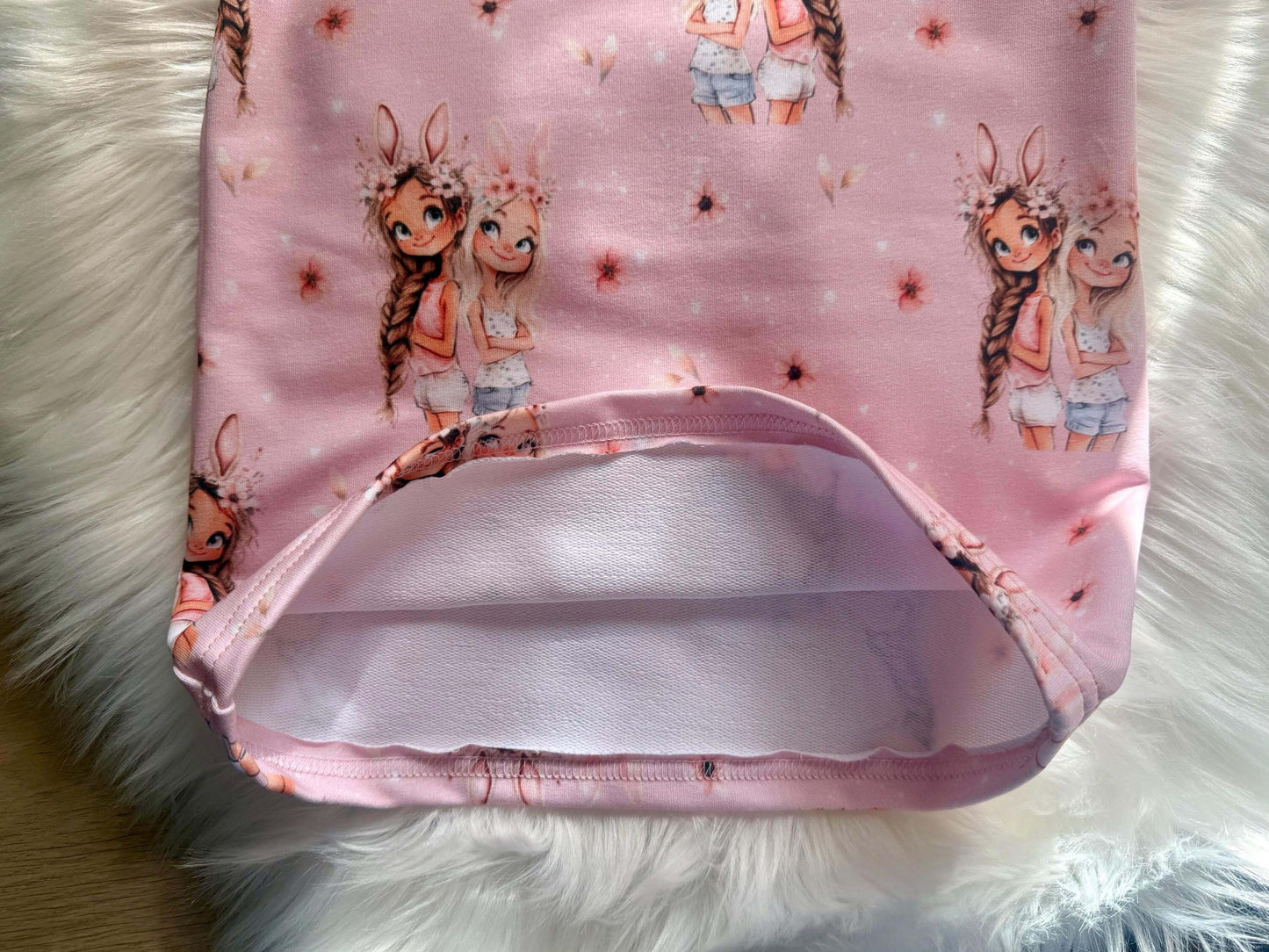 T‑Shirt Größe 110 mit Coverlock‑vernähtem Saum

