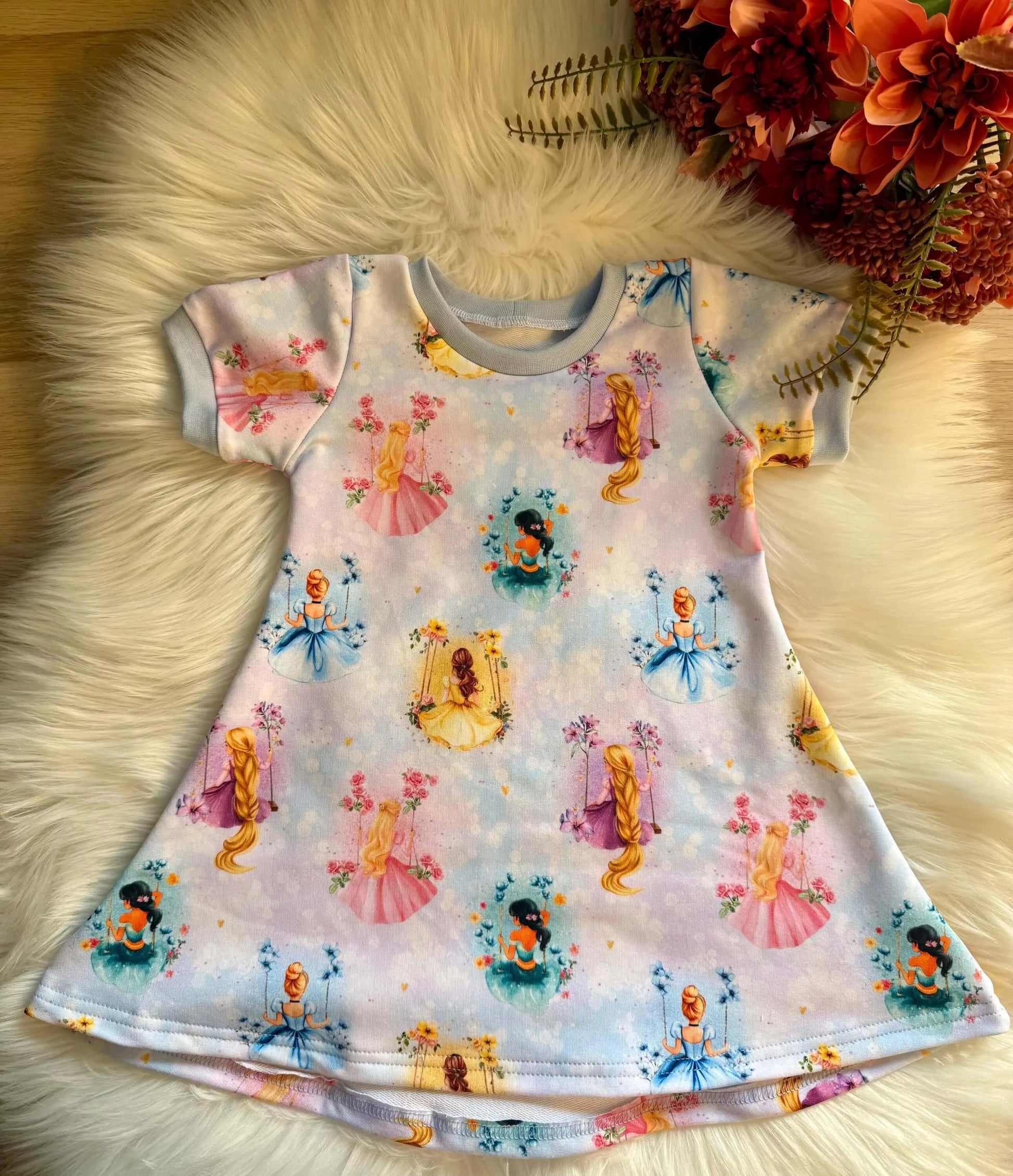 Handmade Kinderkleid Prinzessin flach liegend auf Fell Hintergrund
