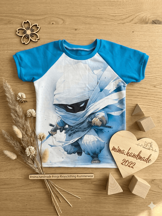Ninja Kinder T-Shirt blau Größe 116 flach liegend Holz Hintergrund

