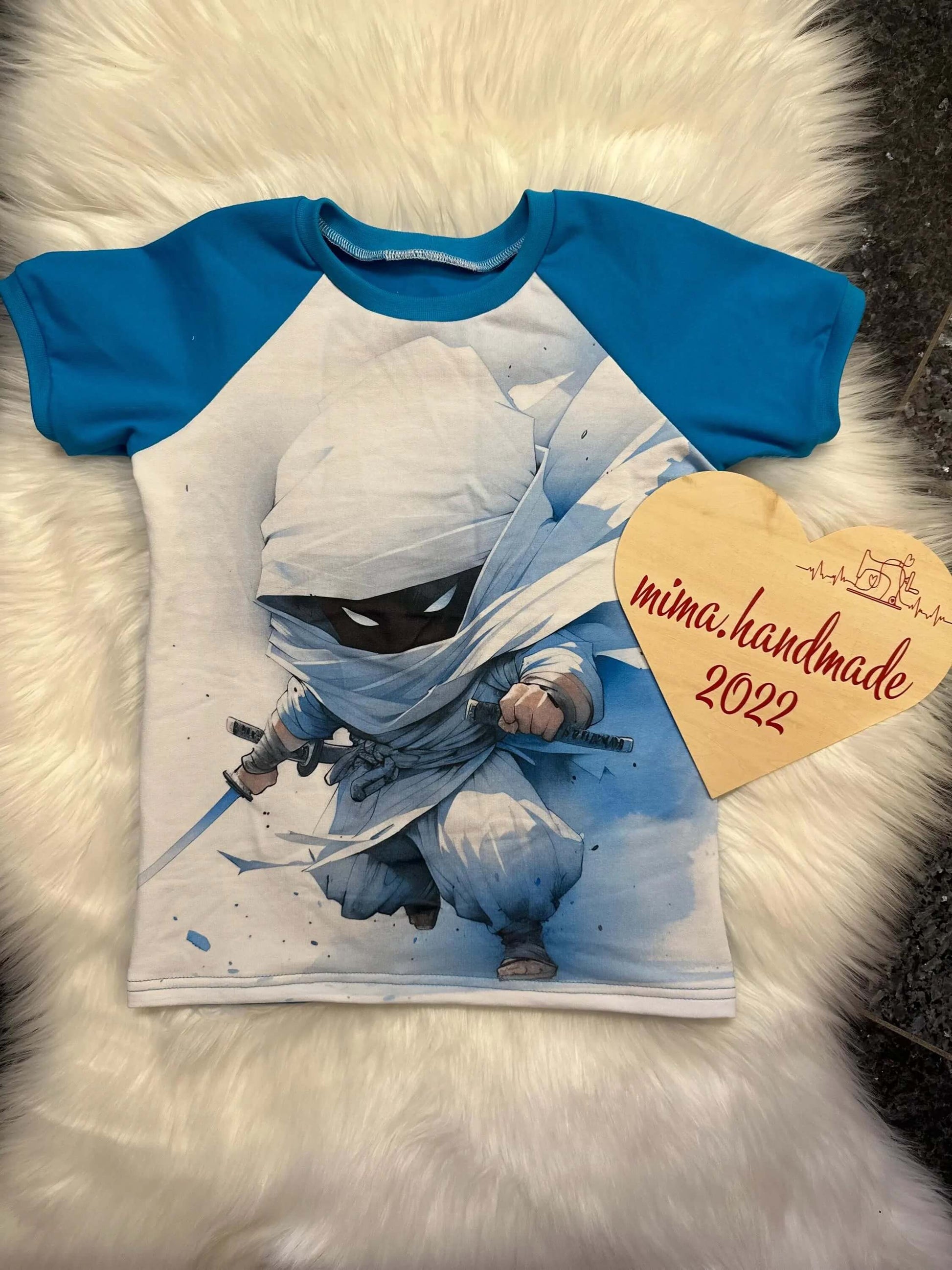Handmade Ninja T-Shirt Kinder auf Fell Hintergrund Vorderansicht
