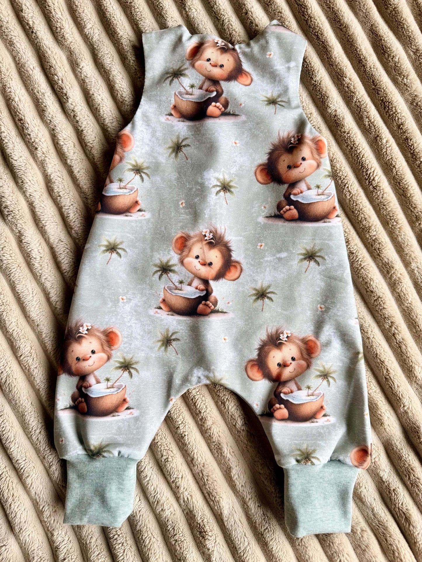 Grüner Babystrampler mit Affen Stoffdesign
