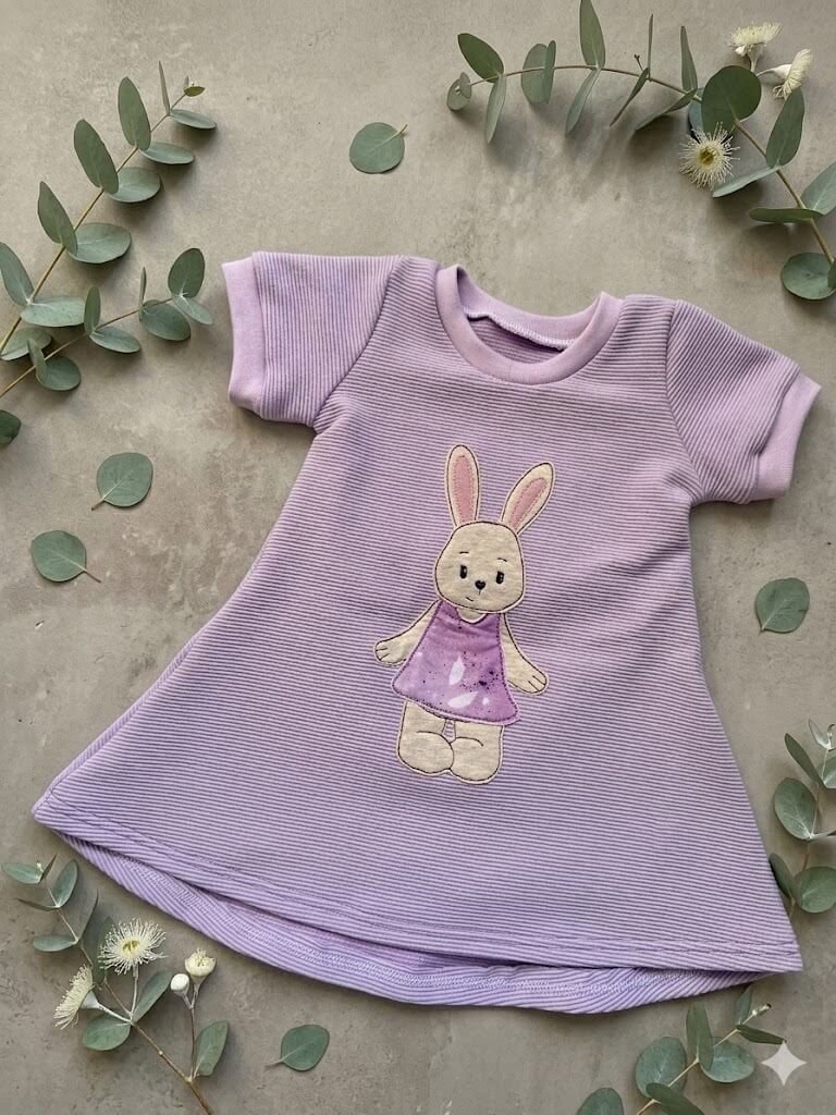 Lila Babykleid Größe 74 mit Hasen Stickbild
