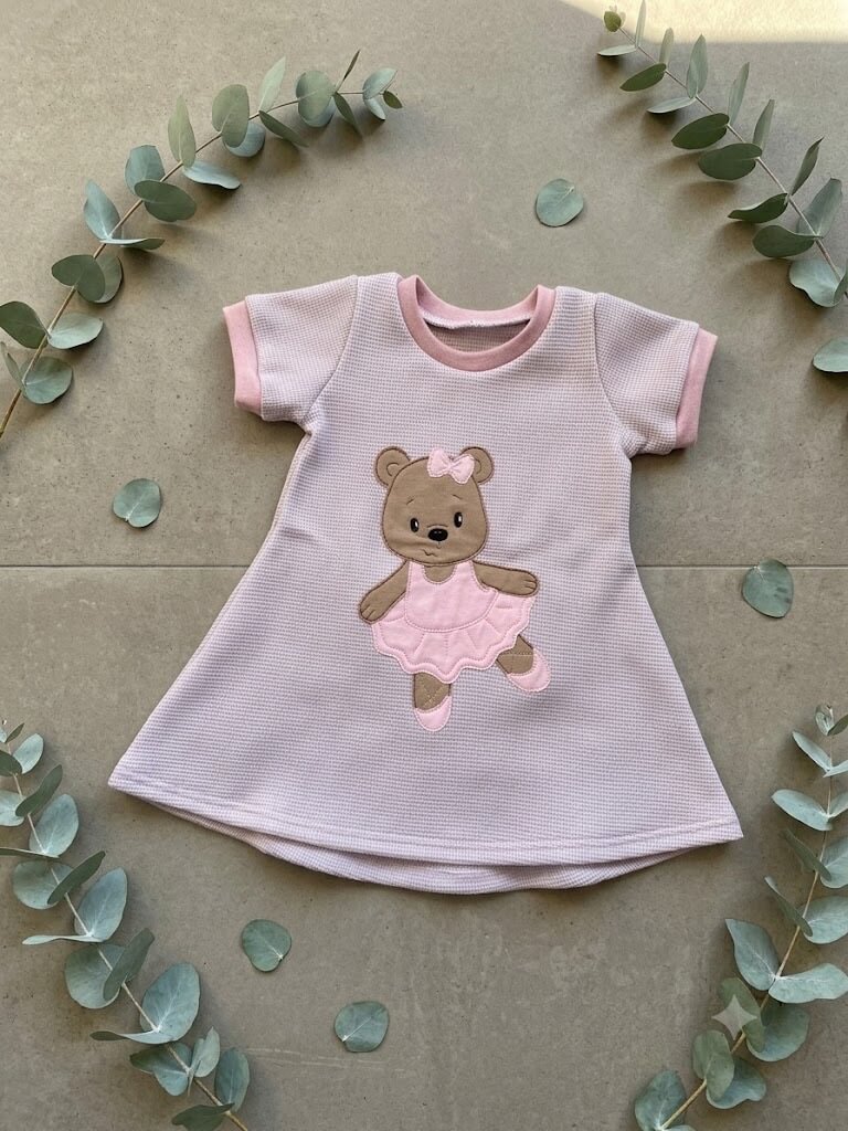Rosa Babykleid Größe 74 mit gesticktem Bärenmotiv
