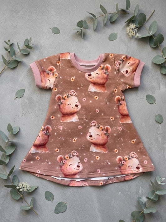 Handmade Kleid Größe 74 mit Bärenmotiv und Blumenkranz
