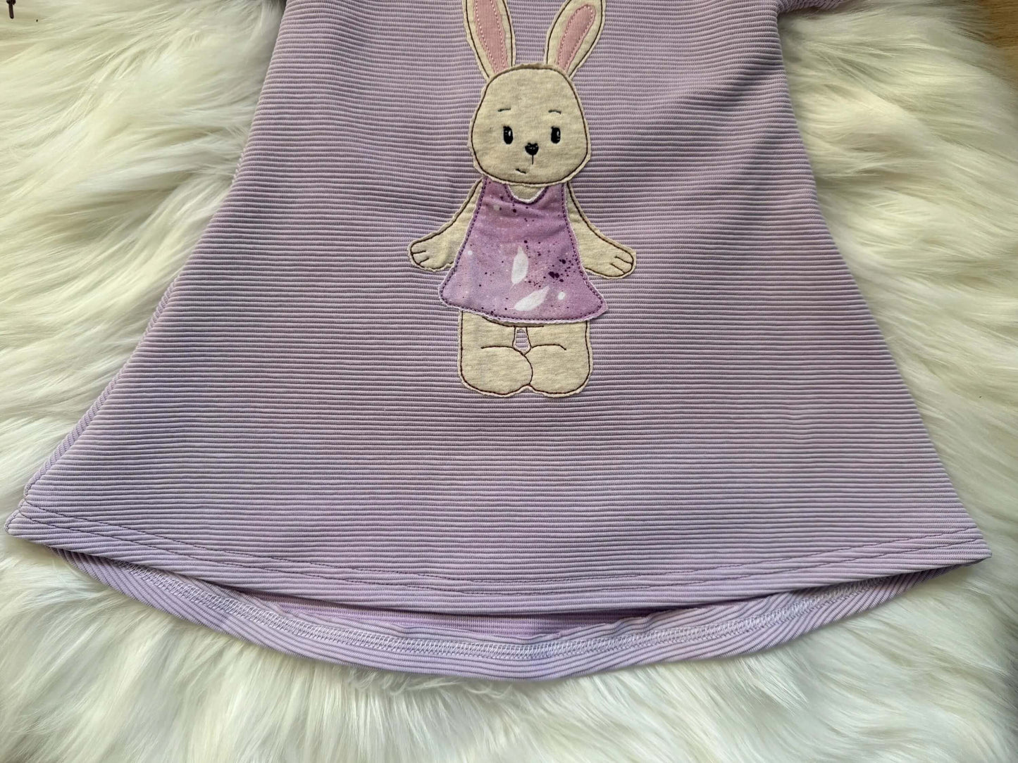 Kurzarm Kleid für Babys mit niedlichem Hasenmotiv
