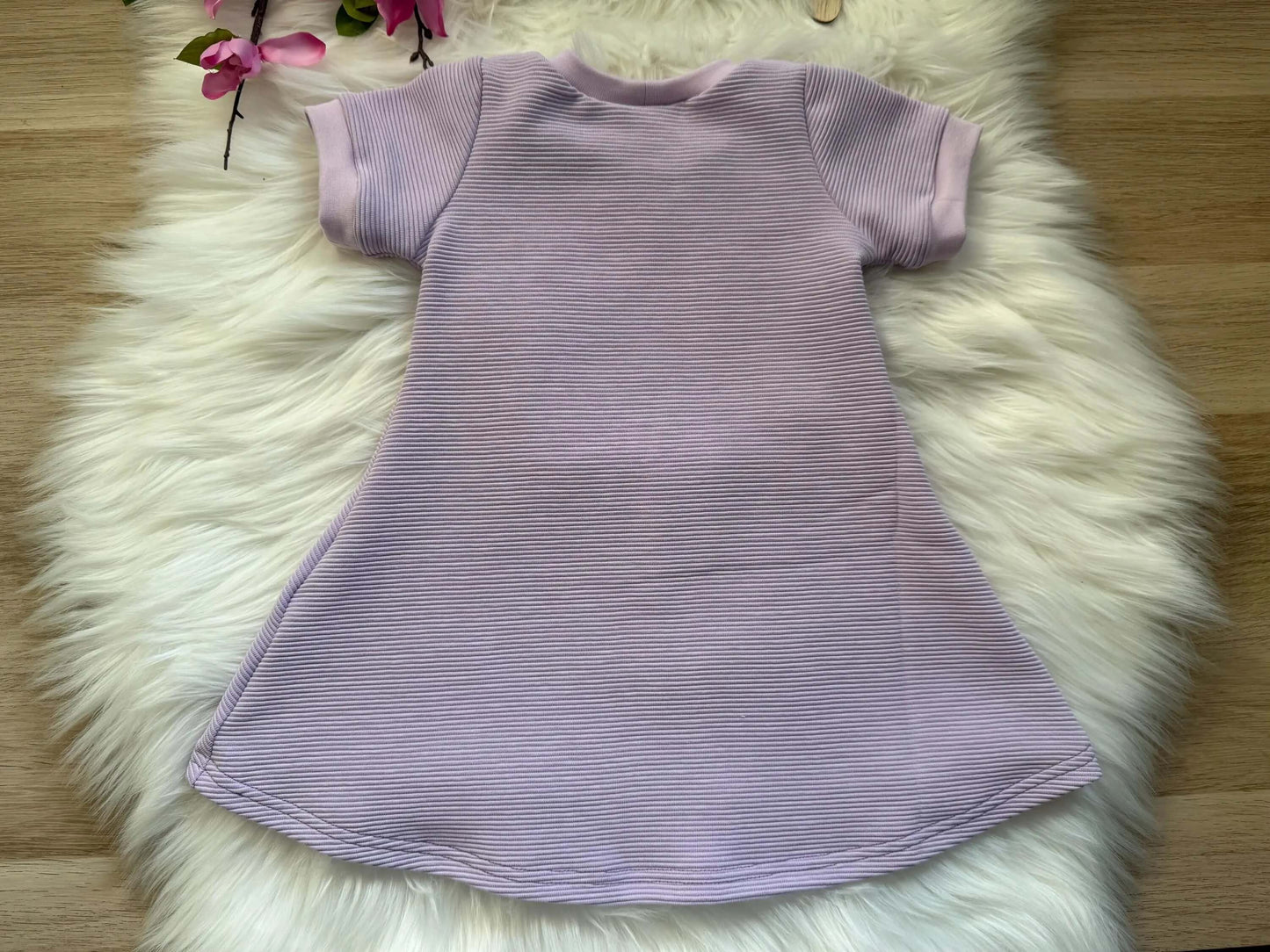 Süßes Mädchenkleid mit gesticktem Häschen
