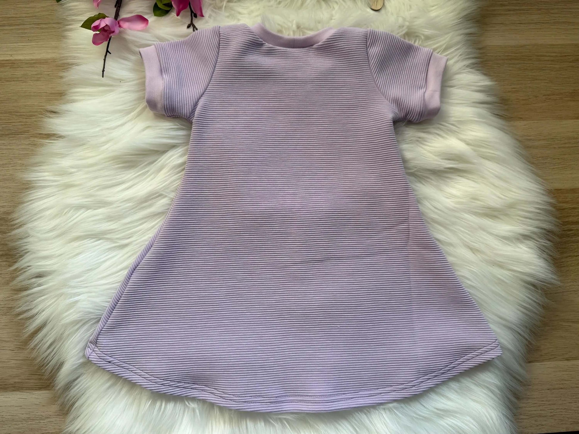 Süßes Mädchenkleid mit gesticktem Häschen
