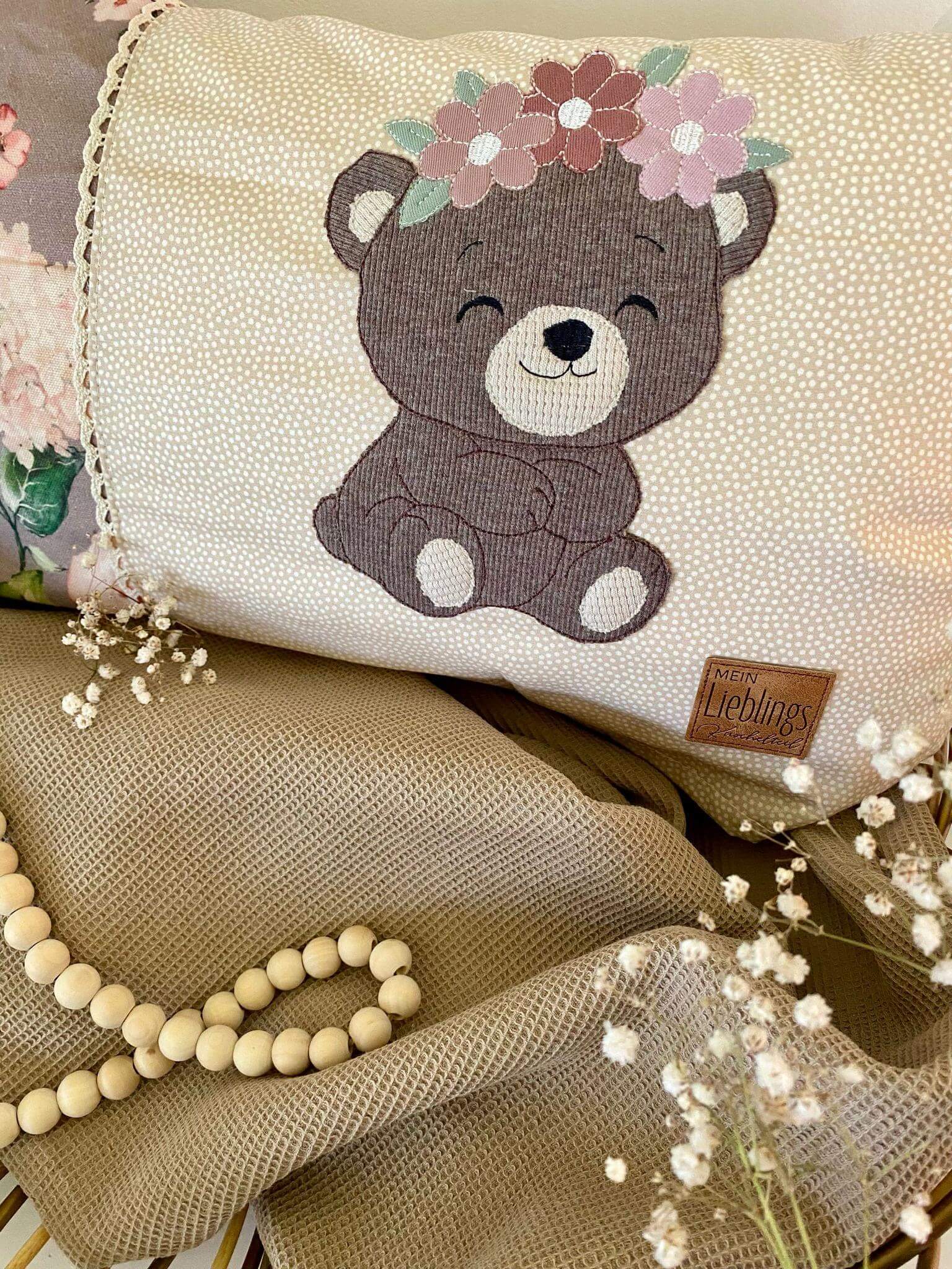 Niedlicher Bär mit Blumenkranz – Stickmuster für Kinderkleidung