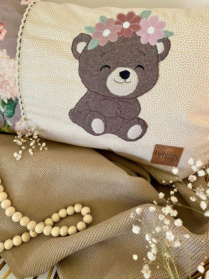 Niedlicher Bär mit Blumenkranz – Stickmuster für Kinderkleidung