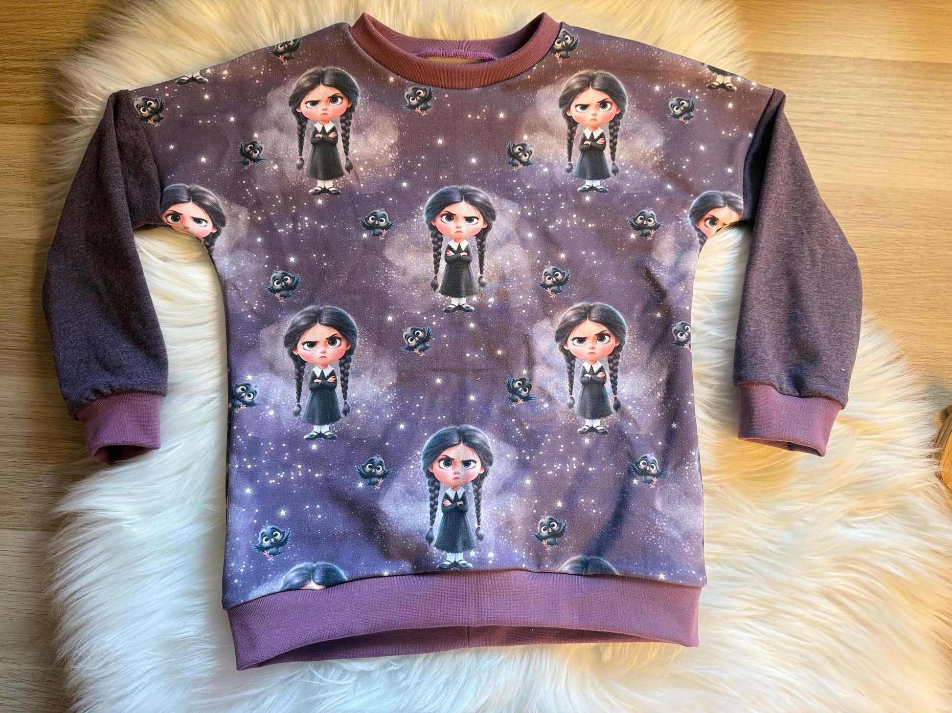 Handmade Kinderpullover mit Wednesday Design
