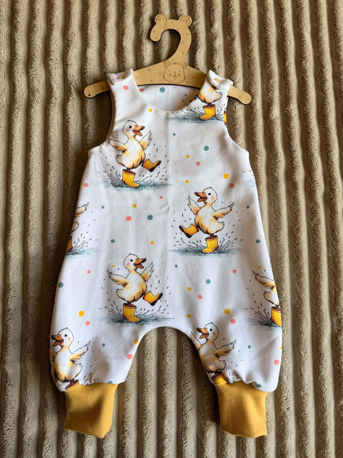 Strampler Baby Größe 62 weiß mit Regenentchen-Motiv, am Kleiderbügel fotografiert
