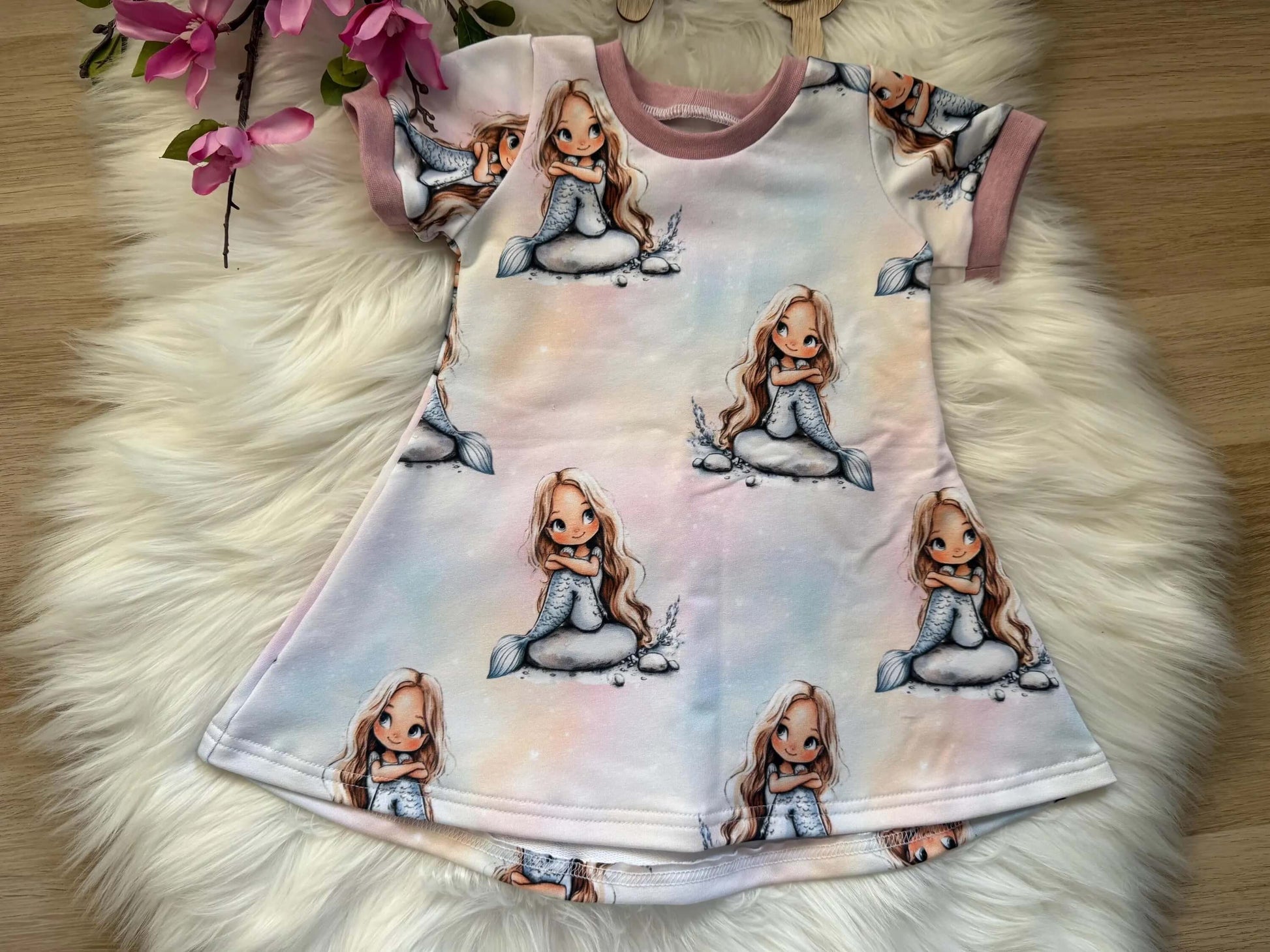 Rosa Kinderkleid aus Eigenproduktion mit Meerjungfrau
