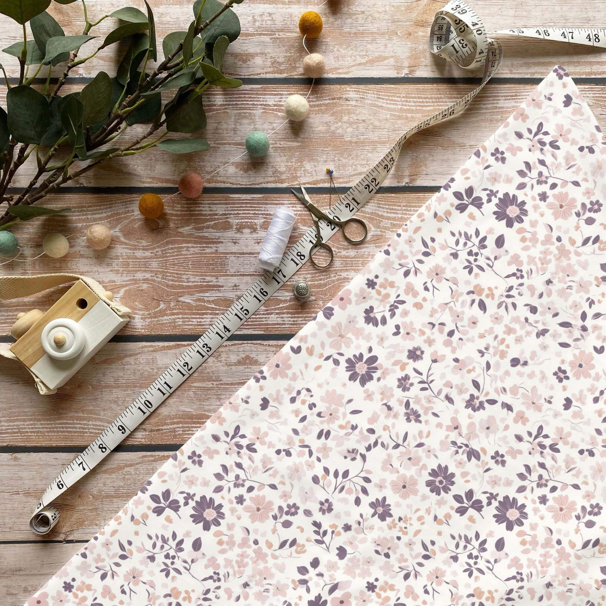 Blümchen Lila Kinderstoff – Jersey Stoff Meterware mit zarten Blumen
