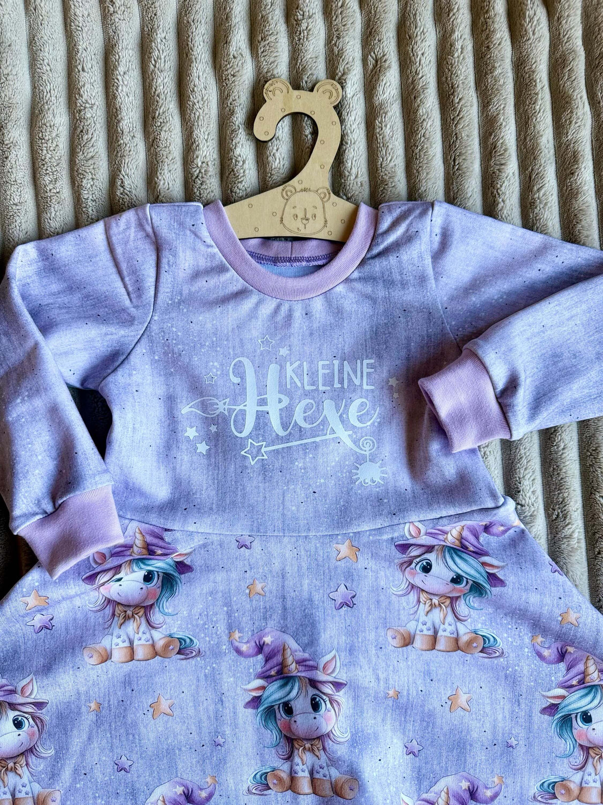 Nahaufnahme Bügelbild Schriftzug Kleine Hexe auf lila Kleid Sternenzauber