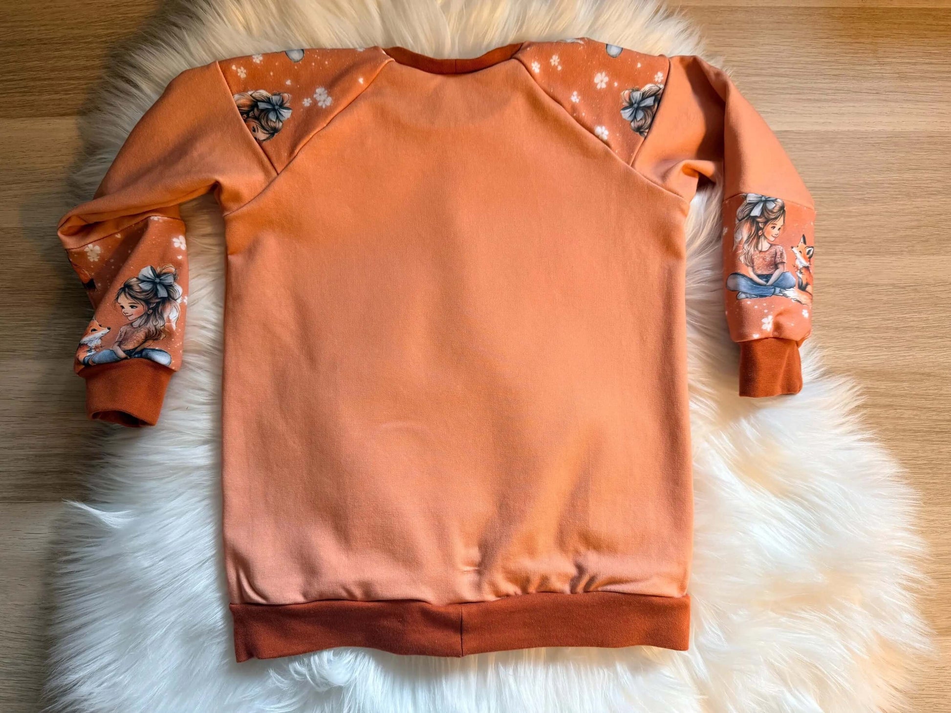 Orange Kinderpullover Größe 110 mit DTF Bügelbild
