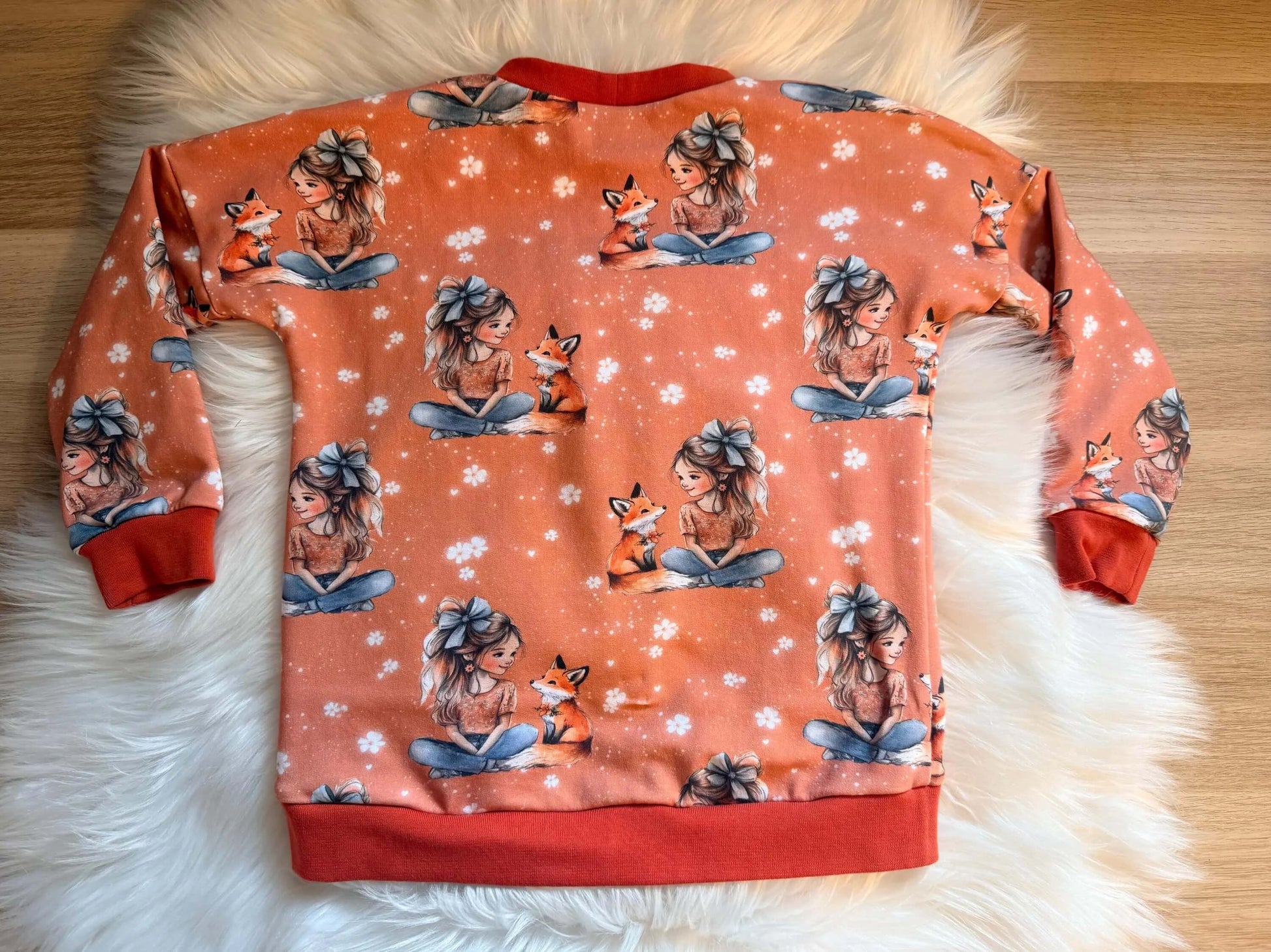 Orange Kinderpullover Größe 110 mit Fuchsmädchen
