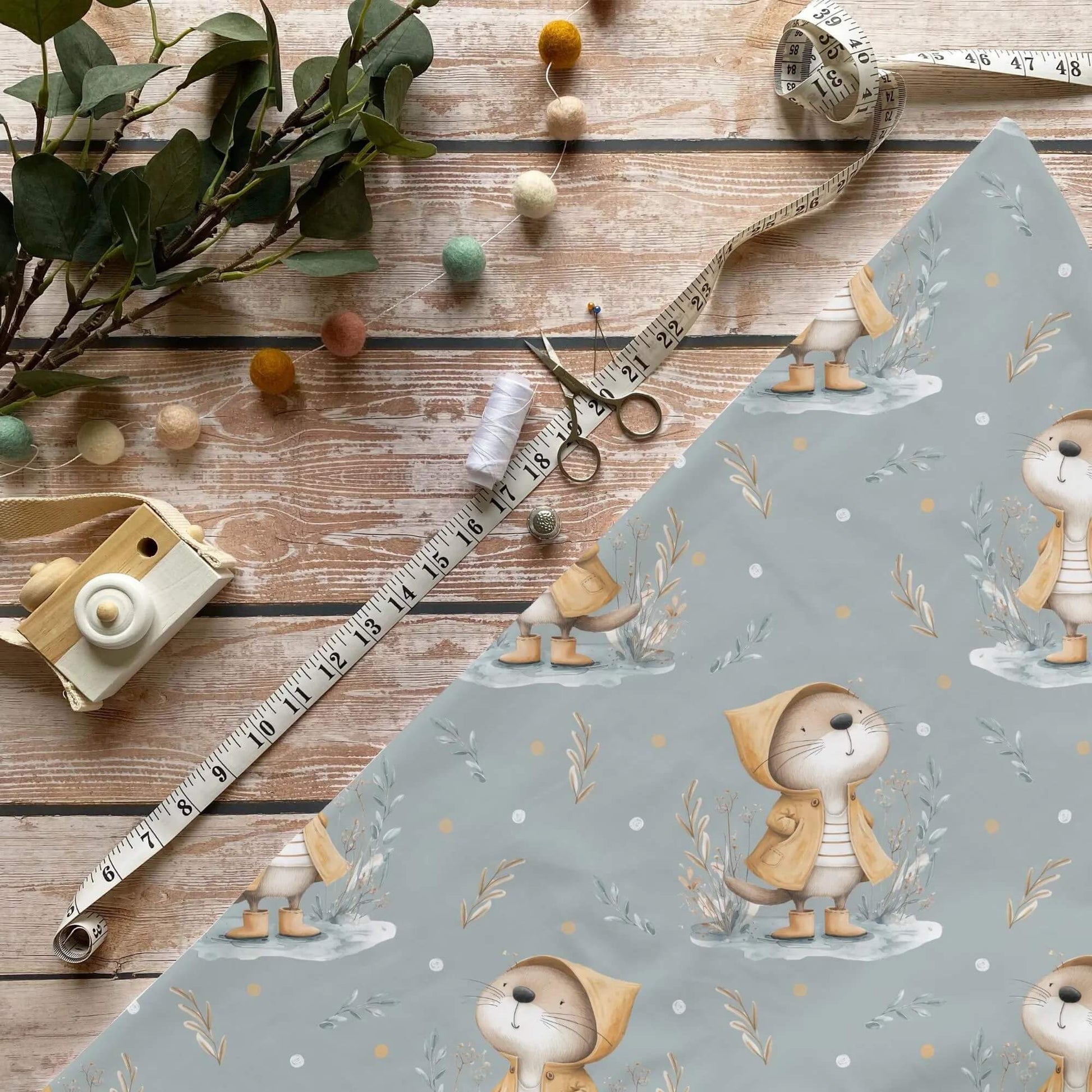 „Otter im Regenmantel Stoff Meterware – ideal für Kinderkleidung & Herbstaccessoires“