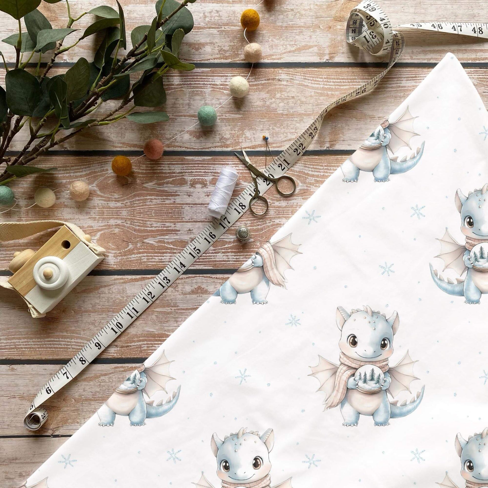 „Winter Drache Stoff Meterware – ideal fuer Kinderkleidung & Winteraccessoires“