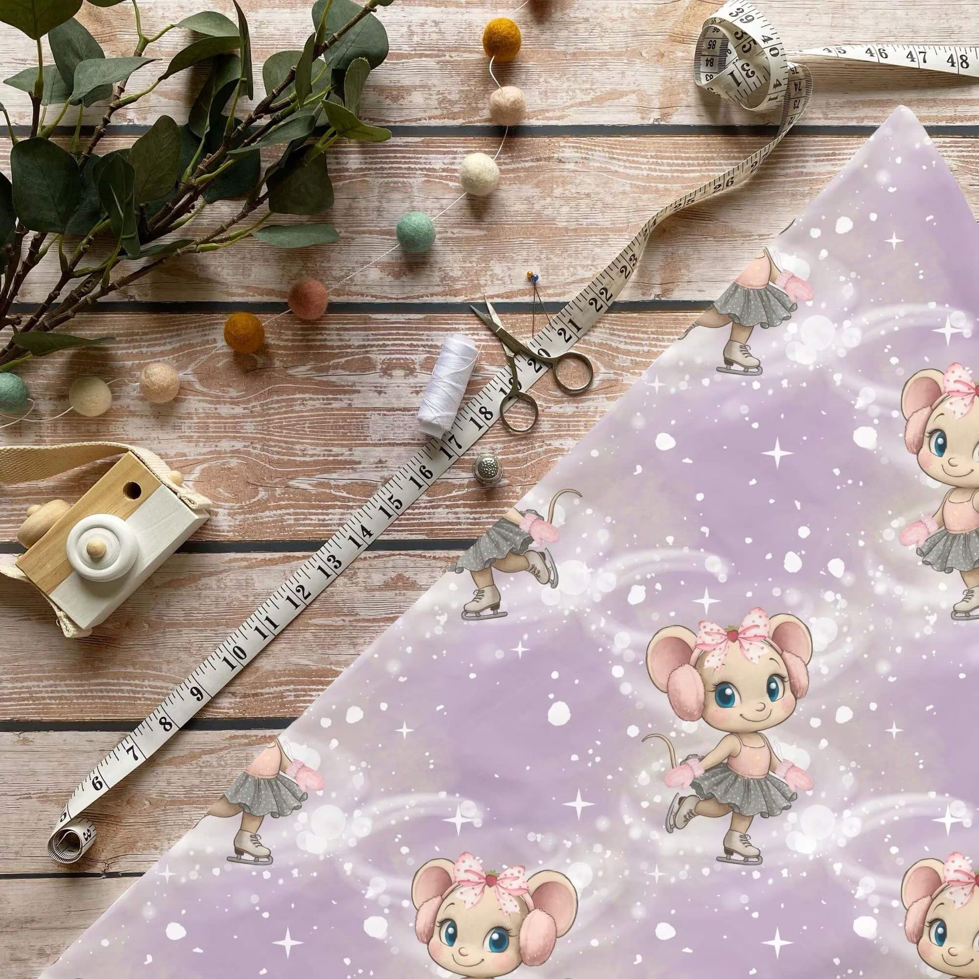 „Schlittschuh Maus Stoff Meterware – ideal fuer Kinderkleidung & Winteraccessoires“