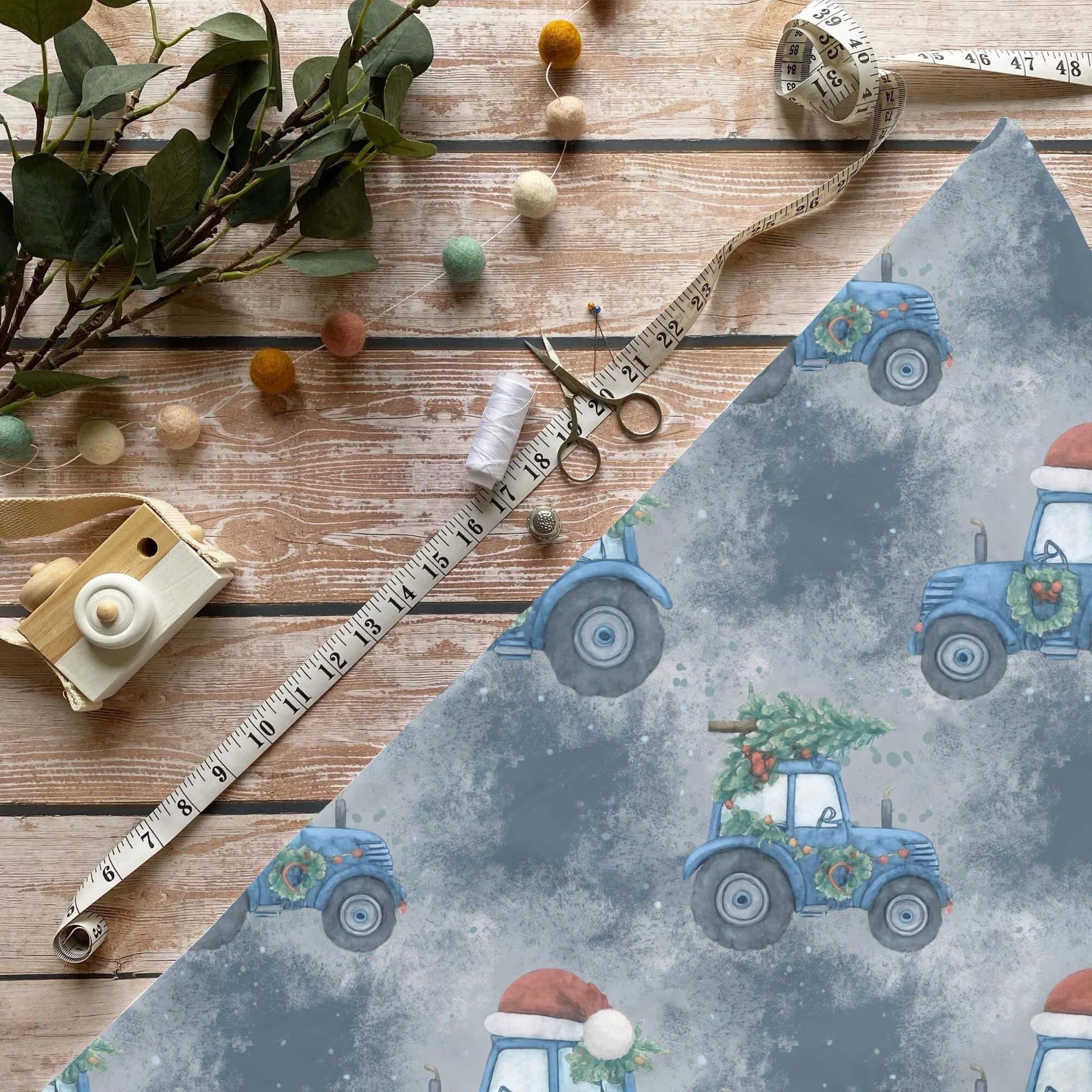 „Winter Traktor Stoff Meterware – ideal fuer Kinderkleidung & Weihnachtsaccessoires“