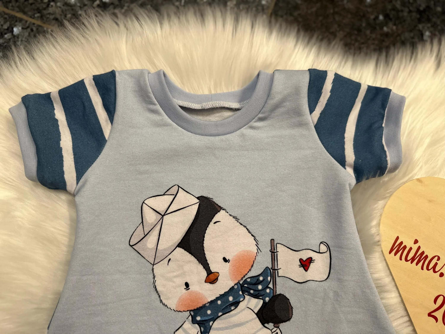 Kinderkleid Halsbündchen und Ärmelbündchen blau Detail
