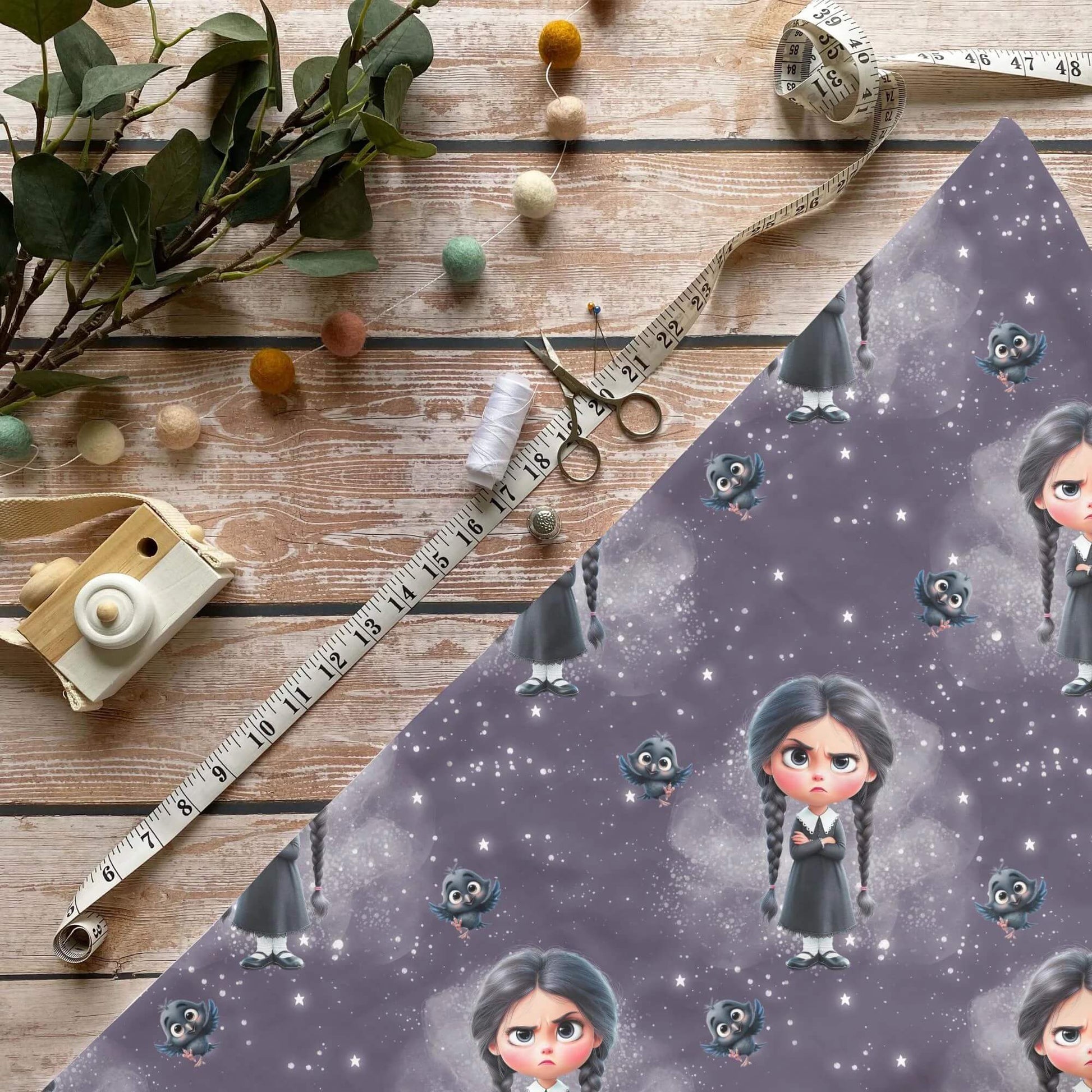 „Wednesday Stoff Meterware – ideal für Kinderkleidung mit dunklem Charme“