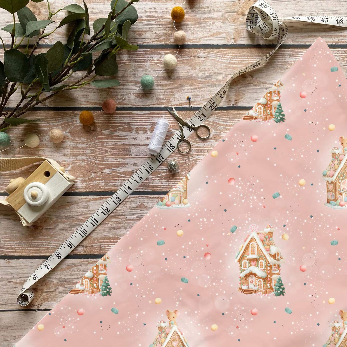 „Lebkuchenhaus rosa Stoff Meterware – ideal für Kinderkleidung & winterliche Accessoires“