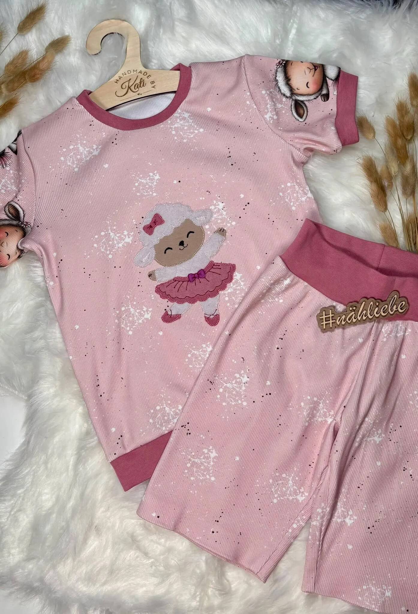 Lamm Ballerina Stickmuster – ideal für Handmade Kinderkleidung