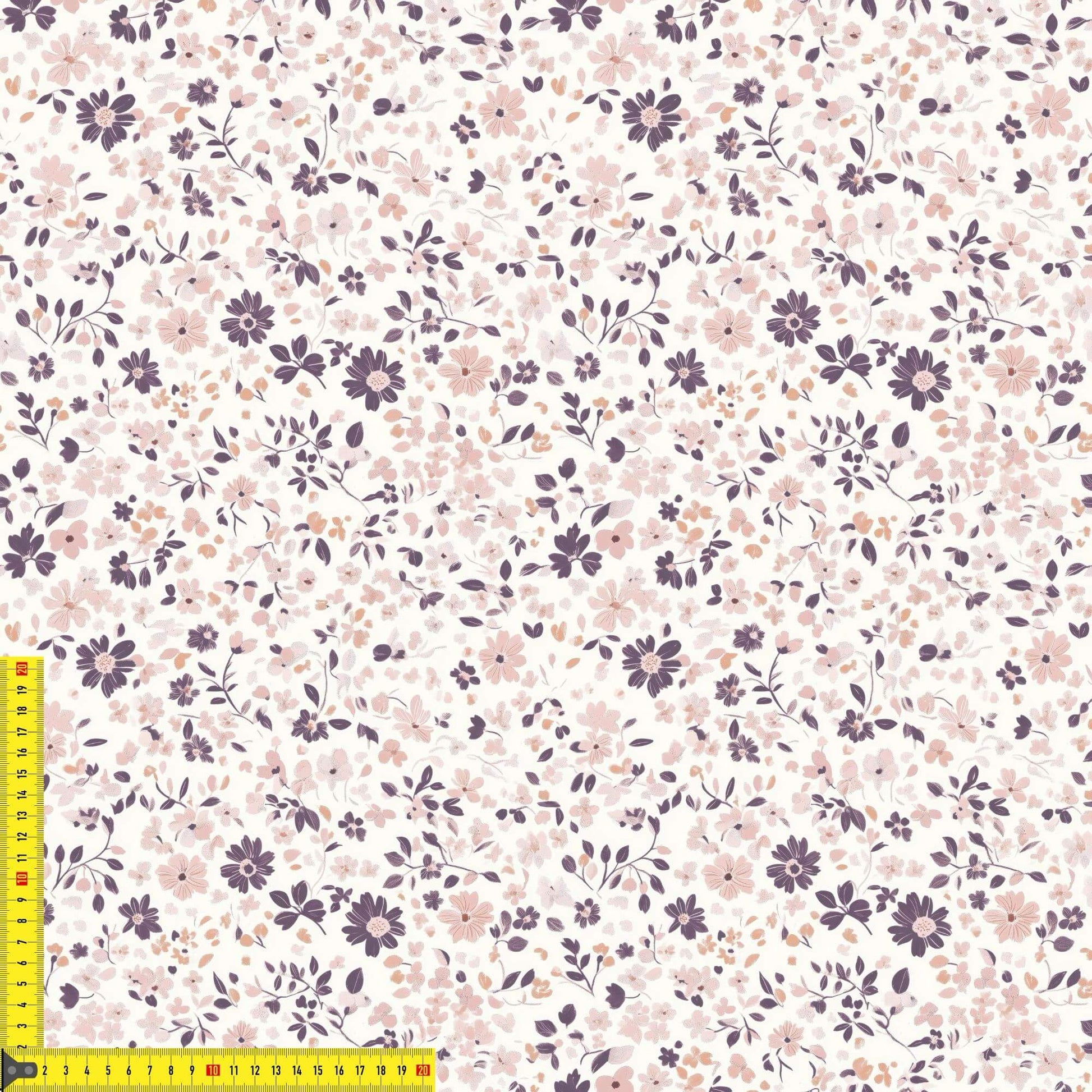 Blumen Kinderstoff Lila – Detailaufnahme Stoff Meterware mit Maßband
