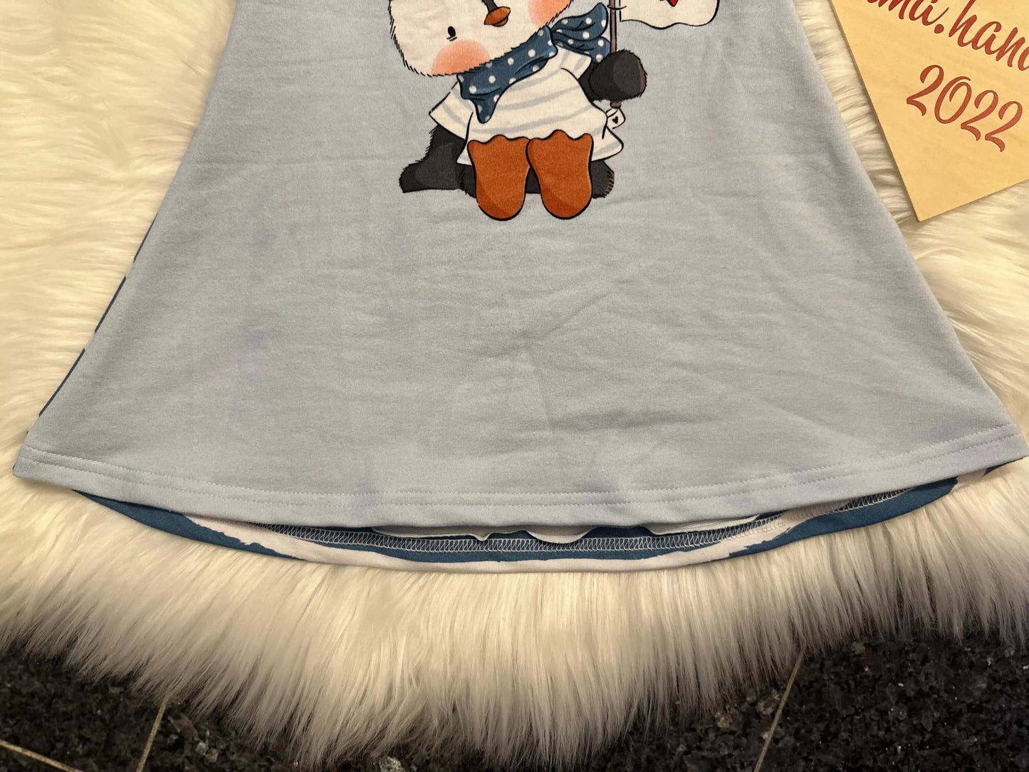 Saum Kinderkleid Coverlock Naht Verarbeitung Detail
