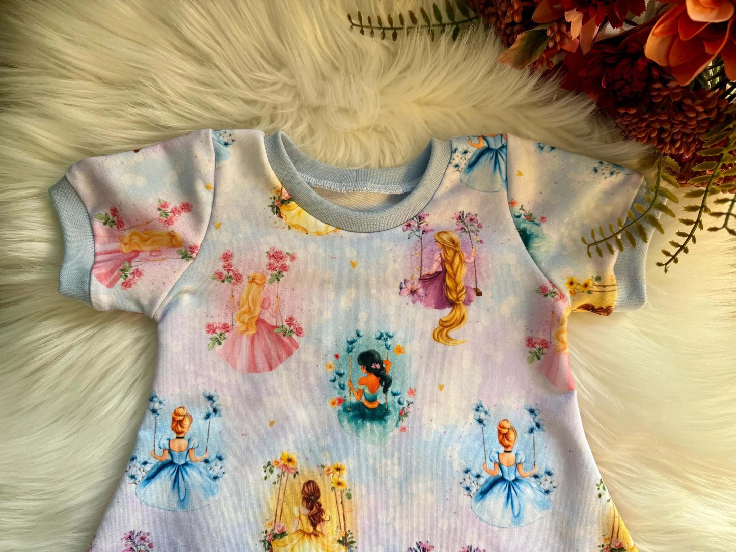Saum Kinderkleid Coverlock Verarbeitung Detailaufnahme
