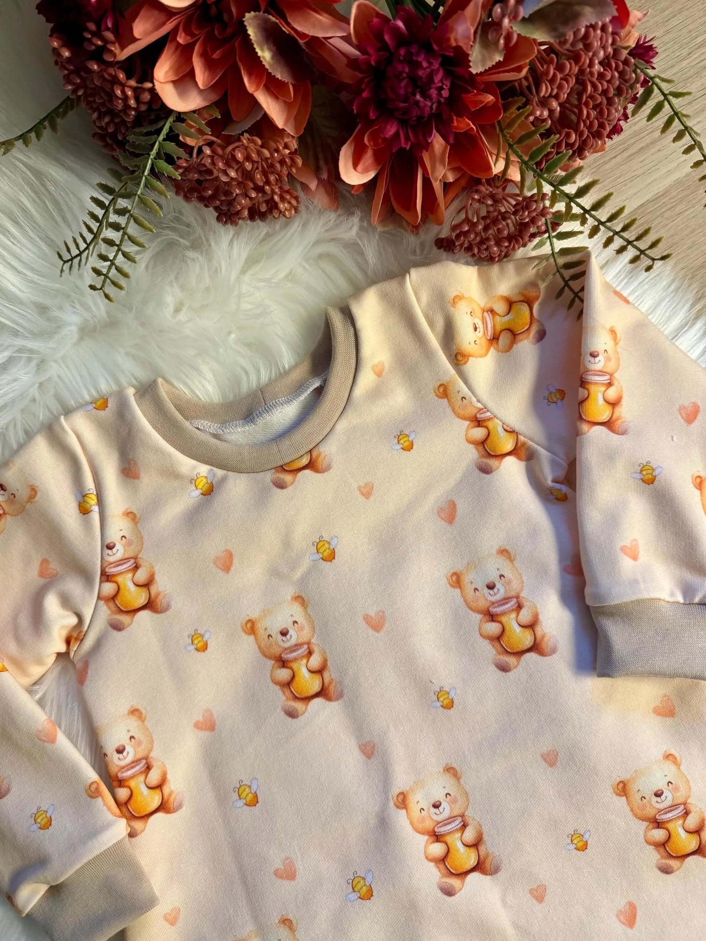 Detail Kinderkleid Bündchen und Stoff Honig Bär Muster