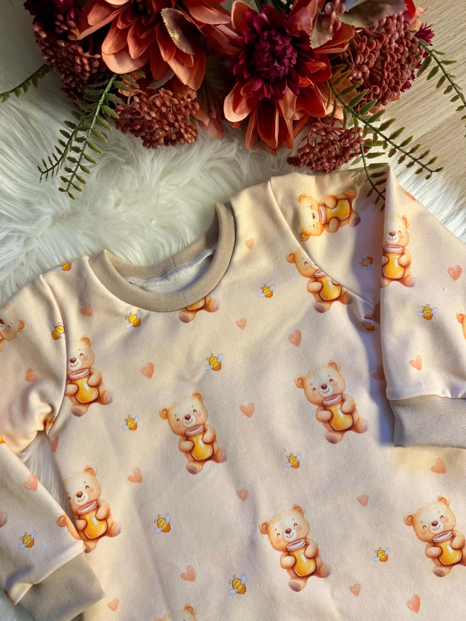 Detail Kinderkleid Bündchen und Stoff Honig Bär Muster
