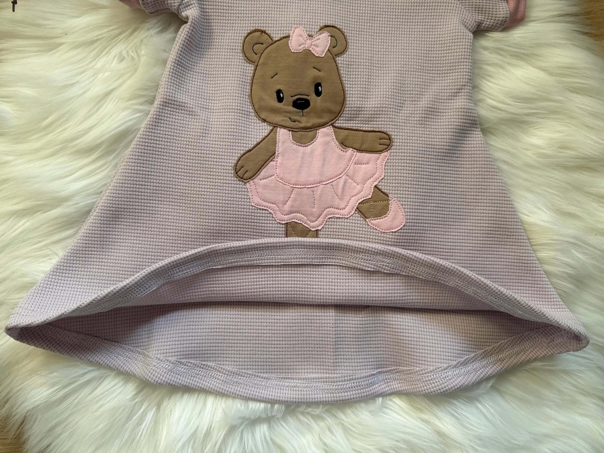 Kurzarm Kleid für Babys mit Bär Stickerei
