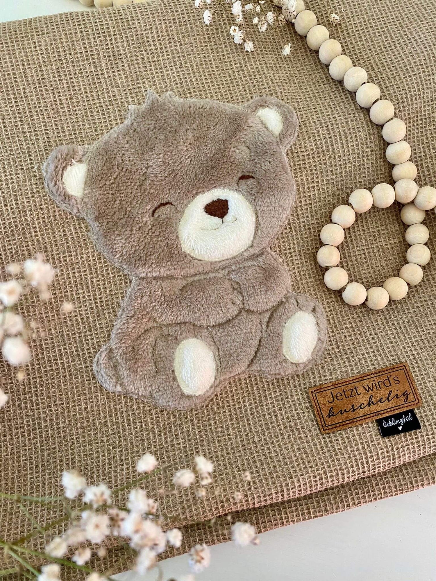 Beiger Kuschelstoff mit gesticktem Bärenmotiv – ideal für Babybekleidung und Kinderaccessoires