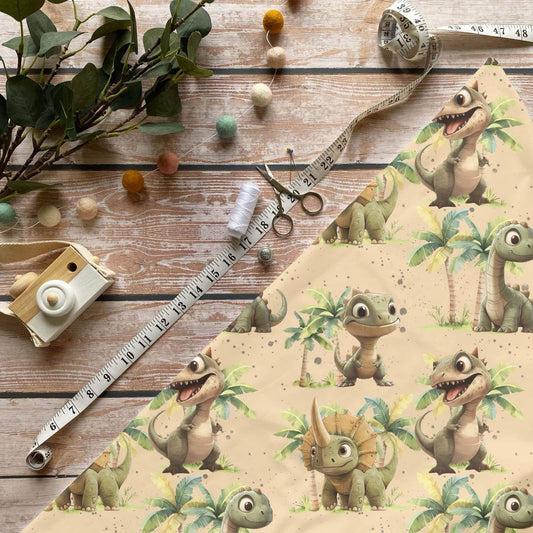 Dino Beige Baumwollstoff mit Dinosauriermotiv auf hellem Hintergrund