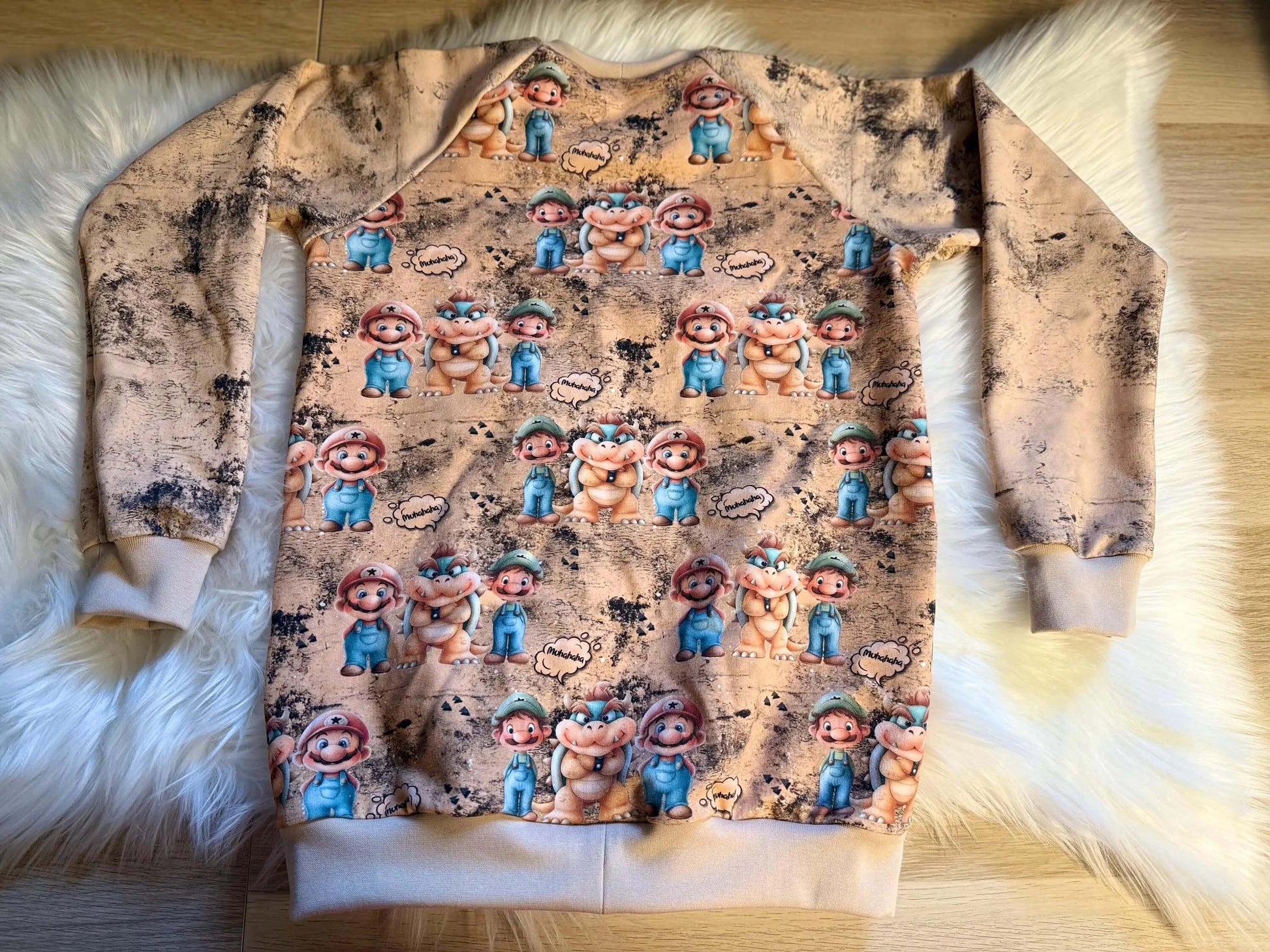 Shirt mit Dino und Gamer Kind auf gemustertem Stoff