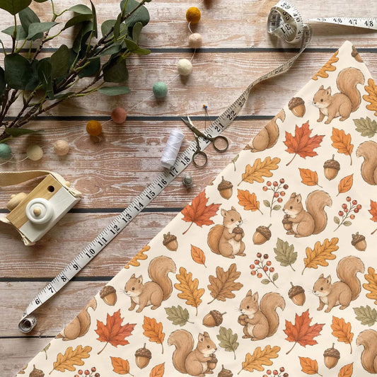 Kinderstoffe Meterware Eichelzauber Eichhörnchen Herbstlaub Baumwolle